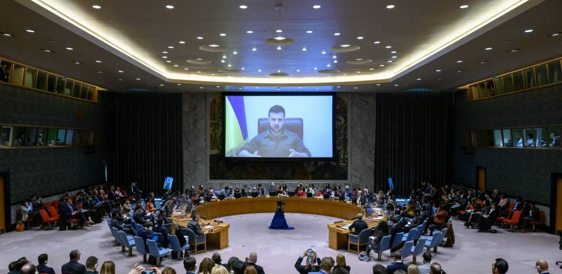 Ukrainan presidentti Volodymyr Zelenskyj puhuu YK:n turvallisuusneuvostolle etäyhteyden kautta 5. huhtikuuta 2022. Kuva: YK: n valokuva/Loey Felipe.